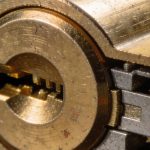 La llave entra pero el bombin no gira que hacer antes de llamar al cerrajero